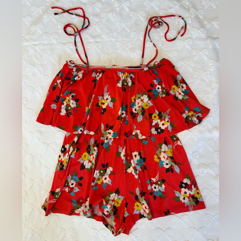 Topshop sleeveless floral romper
Self tying shoulder straps
Size 4
